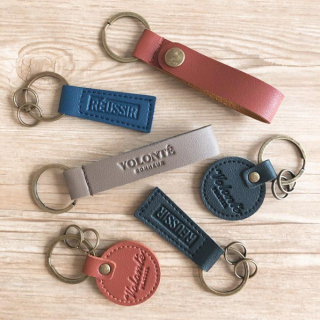 家や車のキーに。 色違いや形違いで使い分けにも最適。　#100均 #100円ショップ #雑貨 #mycando #鍵 #キーホルダー #合皮　“１００円で暮らしは楽しくなる。“