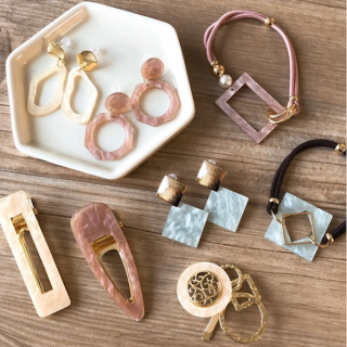 大人めな雰囲気で、デイリー使いにピッタリ。 　#100均 #100円ショップ #雑貨 #mycando #アクセサリー #ヘアアクセサリー #アクセ #ヘアポニー #ピアス #イヤリング #ヘアフック　“１００円で暮らしは楽しくなる。“