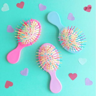 ファンシーカラーがチャームポイント♡ 　#100均 #100円ショップ #雑貨 #mycando #ブラシ #ヘアブラシ #ファンシー　“１００円で暮らしは楽しくなる。“