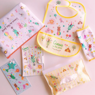 サーカスアニマルで囲まれたにぎやかで楽しいデザイン。 　#100均 #100円ショップ #雑貨 #mycando #ベビー #赤ちゃん #スタイ #育児 #ベビー用品 #子育て　“１００円で暮らしは楽しくなる。“