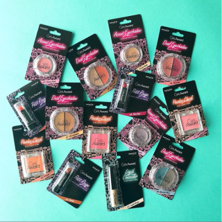 ファッションショー・音楽イベントをコンテンツとした「GirlsAward（ガールズアワード）」 アイシャドウ・リップ・チーク等、トレンドカラーはもちろんベーシックカラーも取り揃えています。 “１００円で暮らしは楽しくなる。“