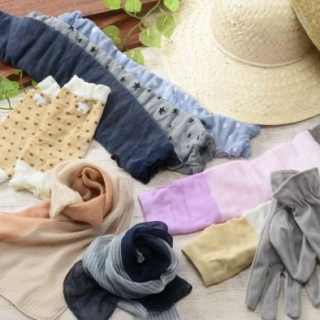 UV対策商品が今年も案内されました。様々なデザインをご用意しておりますので、ぜひお店でチェックしてみてください！　“１００円で暮らしは楽しくなる。“