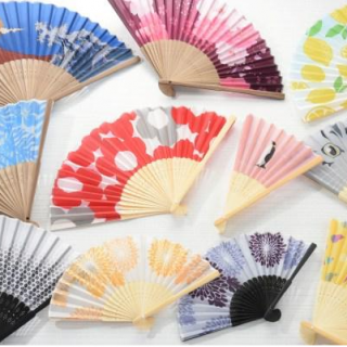 今年も色々なテイストの扇子をそろえました。暑いときはもちろんのこと、ファッションとしても。 お好きな柄を見つけてください！　“１００円で暮らしは楽しくなる。“