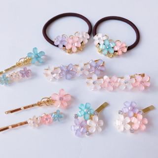 透明感のある爽やかなフラワーアクセサリー。　“１００円で暮らしは楽しくなる。“