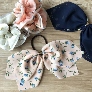 さりげないお花柄が可愛らしいアクセサリー。　“１００円で暮らしは楽しくなる。“