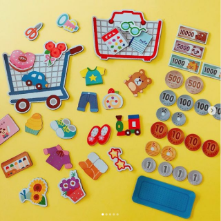 カラフルでたのしくまなべるフレークマグネット　“１００円で暮らしは楽しくなる。“