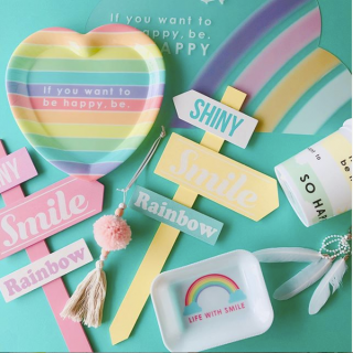 レインボーカラーで気持ちも明るく♪　“１００円で暮らしは楽しくなる。“