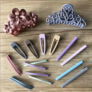 マットカラーが印象的なヘアアクセサリー。　“１００円で暮らしは楽しくなる。“