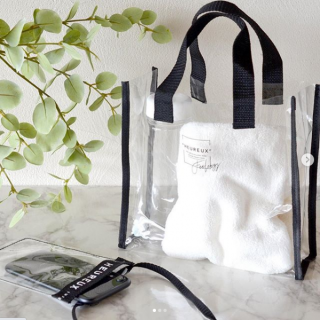 クリアで涼しげな印象。“１００円で暮らしは楽しくなる。“