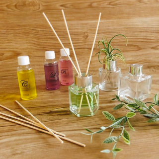 ボトルや香りを自分でセレクト。 お好みのディフューザーをつくろう。　“１００円で暮らしは楽しくなる。“