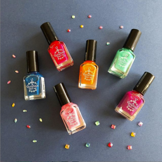 指先にカラフルで目を惹くアクセント。　“１００円で暮らしは楽しくなる。“