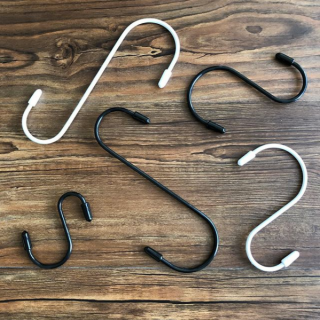 シンプルで使いやすいモノトーンカラー。　“１００円で暮らしは楽しくなる。“