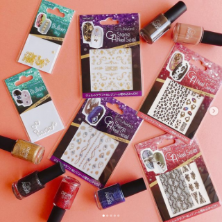 GirlsAwardネイル2020AWシリーズ 12月24日(木)より順次発売！ ファッションショー・音楽イベントをコンテンツとした「GirlsAward（ガールズアワード）」 いつもよりちょっとゴージャスなセルフネイルに挑戦してみませんか？　“１００円で暮らしは楽しくなる。“