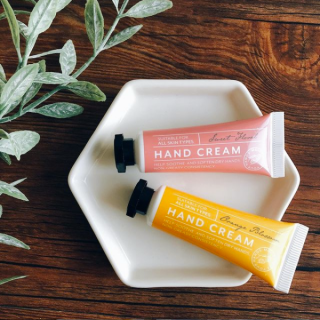 いつでもどこでもしっかり保湿。　“１００円で暮らしは楽しくなる。“