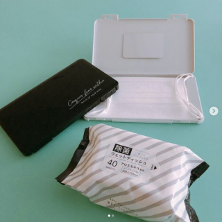 シャープな印象のモノトーンカラー。　“１００円で暮らしは楽しくなる。“