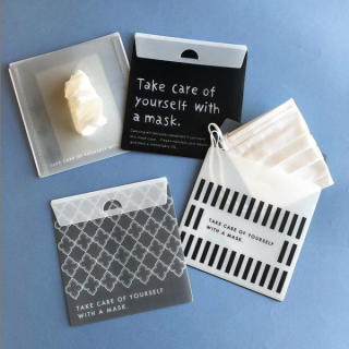 持ち運びやすいコンパクトなサイズ。　“１００円で暮らしは楽しくなる。“