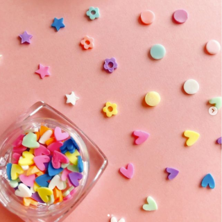 お菓子のようなかわいいネイルに♡　“１００円で暮らしは楽しくなる。“