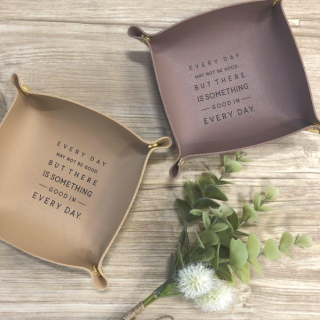 ナチュラルカラーで場所を選ばない、何かと便利なトレー。　“１００円で暮らしは楽しくなる。“