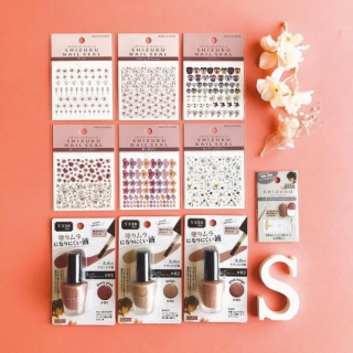 「ほぼ100均ネイル」でおなじみの人気ブロガーしずくさん @sizuku100 とキャンドゥがコラボしたネイルシールに新デザインが登場です。 また、今回はしずくさんが「塗りやすさ」をテーマに細部までこだわったネイルポリッシュ(330円(税込))が新登場です。　“１００円で暮らしは楽しくなる。“