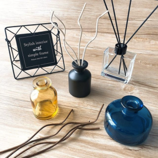 ボトルやスティックで自分好みにアレンジ。　“１００円で暮らしは楽しくなる。“