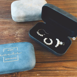 小さな小物の持ち運びや保管に便利なケース。 小さなパールを飾ったイヤーカフ。　“１００円で暮らしは楽しくなる。“