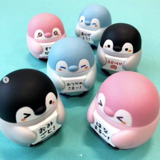 コロンとしたフォルムがとってもキュート♪ 日常の些細な事を肯定してくれるコウペンちゃん。 コウペンちゃんに癒されちゃお♪はなまる～！　“１００円で暮らしは楽しくなる。“