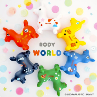 大人気のロディマスコットに新柄登場★  日本、アメリカ、中国、イタリア、ドイツ、ロシアの 世界6カ国をモチーフにしたかわいいデザインです♪  スポーツ観戦やイベントを盛り上げるために、 そして店舗やお部屋のインテリアとして是非♪　“１００円で暮らしは楽しくなる。“