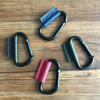 刻印の入ったフェイクレザーがアクセント　“１００円で暮らしは楽しくなる。“