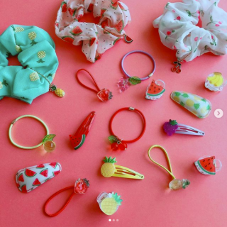 カラフルなフルーツのヘアアクセサリーが大集合★　“１００円で暮らしは楽しくなる。“