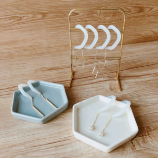 ピアスをしているみたい！？ 　マスク紐に挟むだけで耳への負担を和らげてくれるイヤーカバーです。　“１００円で暮らしは楽しくなる。“