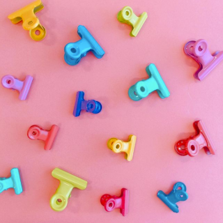 色分け管理に活躍！　“１００円で暮らしは楽しくなる。“