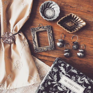 アンティーク風インテリアを集めて、お気に入り空間に。　“１００円で暮らしは楽しくなる。“