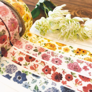 カラフルなお花が目を惹くマスキングテープ。　“１００円で暮らしは楽しくなる。“