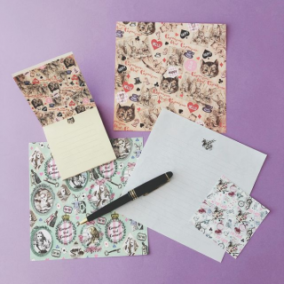 ようこそ、不思議の国へ。　“１００円で暮らしは楽しくなる。“