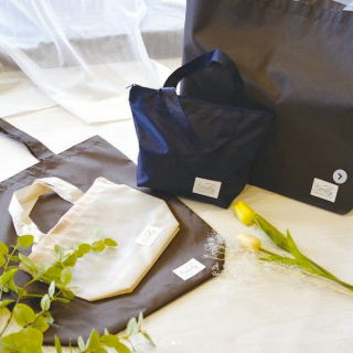 使いやすいシンプルデザイン。 おでかけやエコバッグにも。　“１００円で暮らしは楽しくなる。“