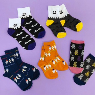 足もとから視線が・・・！　“１００円で暮らしは楽しくなる。“