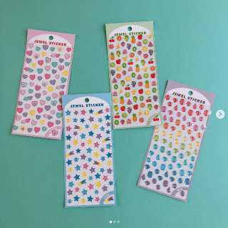 ぷっくり感がキュートなシール。　“１００円で暮らしは楽しくなる。“