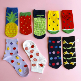 フルーツ柄の靴下が大集合★ 好きなフルーツは見つかるかな？　“１００円で暮らしは楽しくなる。“