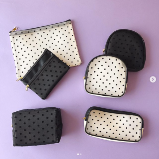 透け感が大人な雰囲気のポーチ。　“１００円で暮らしは楽しくなる。“