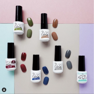 【#パルカラージェル】に新色追加！！ 秋にピッタリなシックな深みカラー。 マットトップコートも新登場。　“１００円で暮らしは楽しくなる。“