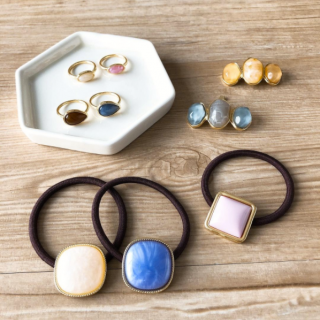 シンプルながらもアクセントになる、ストーンアクセサリー　“１００円で暮らしは楽しくなる。“