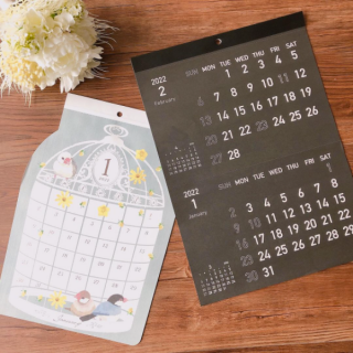 シンプルにしようか、可愛いにしようか… 来年のカレンダーはどれにしようかな♪　“１００円で暮らしは楽しくなる。“