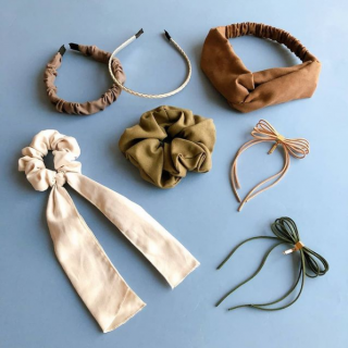 秋冬コーデのポイントに！ スエード調の素材感が今の季節にぴったり♪　“１００円で暮らしは楽しくなる。“