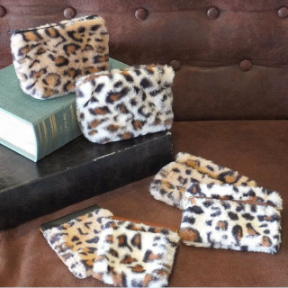 ずっとなでなでしていたくなるふわふわポーチ。　“１００円で暮らしは楽しくなる。“