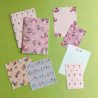 大人な花柄で気分も華やかに。　“１００円で暮らしは楽しくなる。“