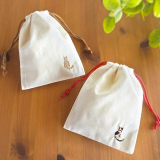 キャンディやリップを入れておでかけに。 かわいいミニサイズの巾着。　“１００円で暮らしは楽しくなる。“