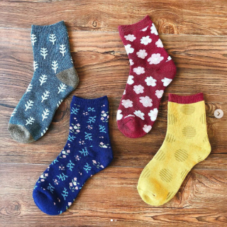 ほっこり柄の靴下履いて、こころもほっこり。　“１００円で暮らしは楽しくなる。“