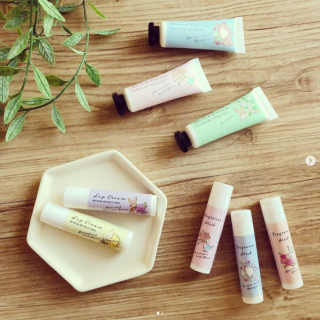 ポケットサイズだから、いつでもどこでも良い香り。　“１００円で暮らしは楽しくなる。“