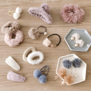アクセサリーなら、取り入れやすいもこもこフェイクファー。　“１００円で暮らしは楽しくなる。“