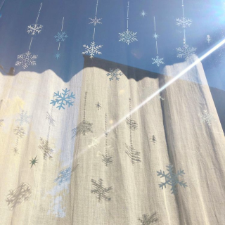 冬の訪れを感じさせるウォールステッカー　“１００円で暮らしは楽しくなる。“